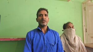 अम्बेडकरनगर में महिला पर हमले के बाद जांच करती पुलिस