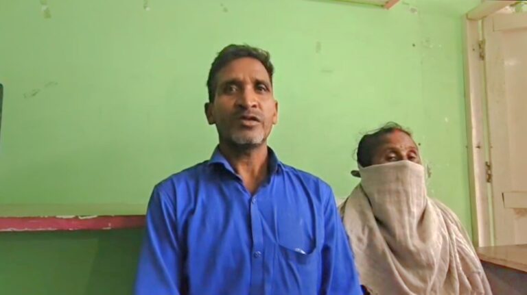 अम्बेडकरनगर में महिला पर हमले के बाद जांच करती पुलिस