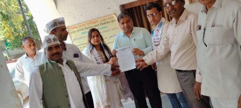 इटावा में गैस सिलेंडर महंगाई के खिलाफ आम आदमी पार्टी का प्रदर्शन