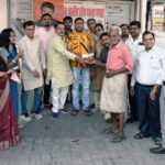 इटावा में चैत्र नव वर्ष पर व्यापार मंडल ने बांटी मिठाई, दी शुभकामनाएं