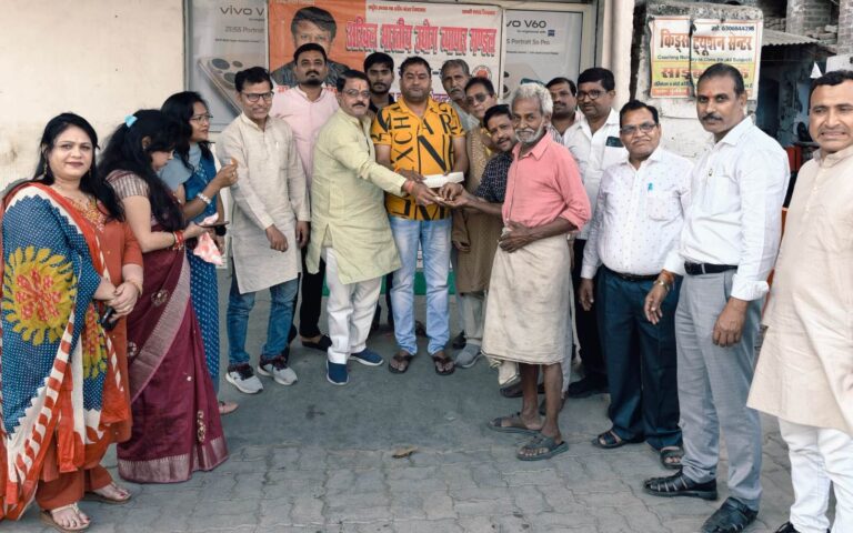 इटावा में चैत्र नव वर्ष पर व्यापार मंडल ने बांटी मिठाई, दी शुभकामनाएं