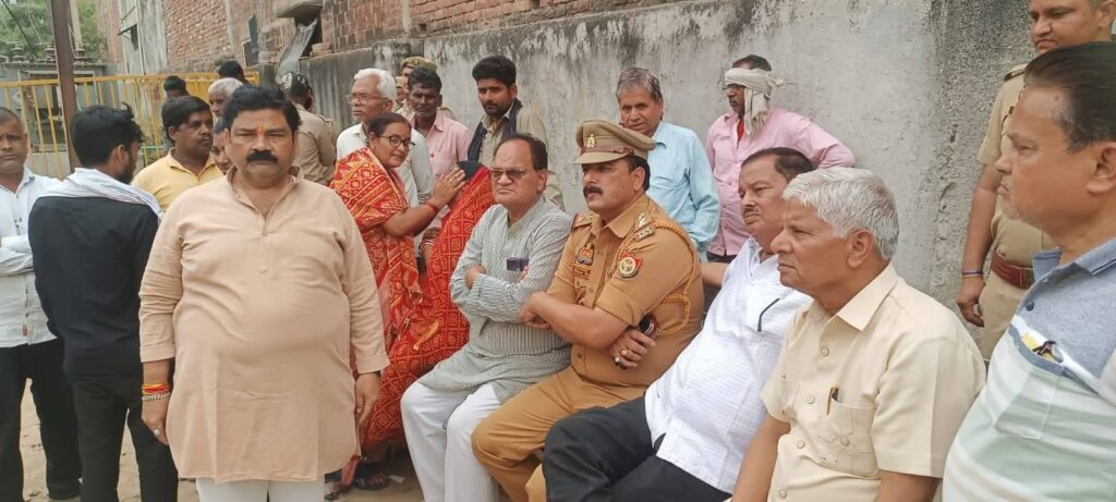 इटावा में बिजली बिल के विरोध में दफ्तर के बाहर रखी अर्थी