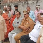 इटावा में बिजली बिल के विरोध में दफ्तर के बाहर रखी अर्थी