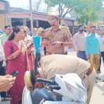 “इटावा में पुलिस चेकिंग के दौरान बिना नंबर प्लेट स्कूटी पर चालान और भाजपा नेत्री के साथ विवाद”