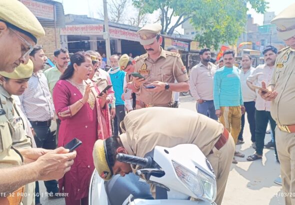“इटावा में पुलिस चेकिंग के दौरान बिना नंबर प्लेट स्कूटी पर चालान और भाजपा नेत्री के साथ विवाद”