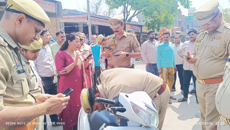 “इटावा में पुलिस चेकिंग के दौरान बिना नंबर प्लेट स्कूटी पर चालान और भाजपा नेत्री के साथ विवाद”