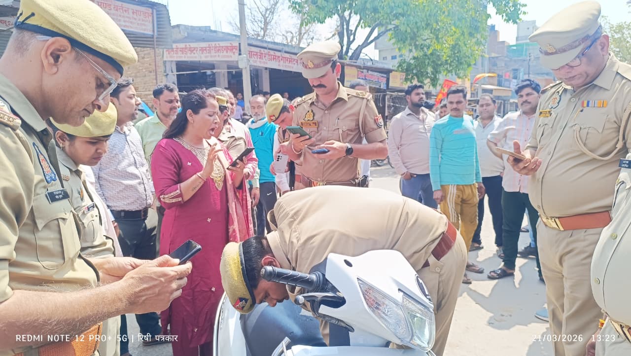 “इटावा में पुलिस चेकिंग के दौरान बिना नंबर प्लेट स्कूटी पर चालान और भाजपा नेत्री के साथ विवाद”