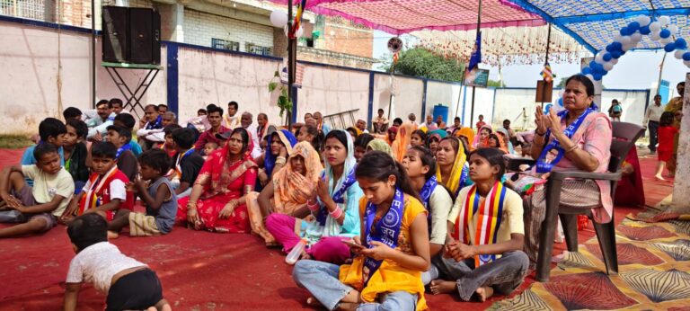 जैनपुर नागर में गौतम बुद्ध जन्म कथा सुनते श्रद्धालु