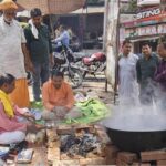 बसरेहर में रामनवमी भंडारे में प्रसाद लेते श्रद्धालु