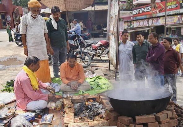 बसरेहर में रामनवमी भंडारे में प्रसाद लेते श्रद्धालु