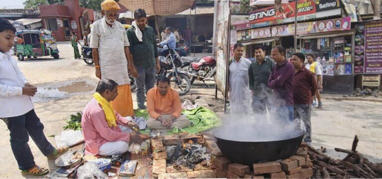 बसरेहर में रामनवमी भंडारे में प्रसाद लेते श्रद्धालु