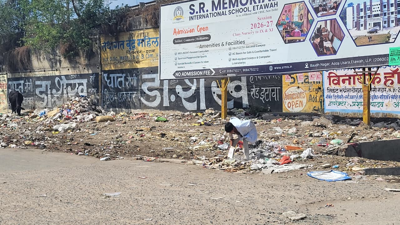 इटावा पचावली रोड पर कचरे के ढेर का दृश्य