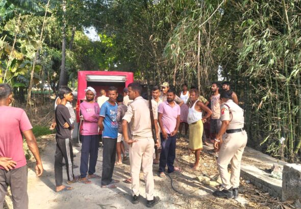 राजापाकर बाजार में आग से जली बांस की कोठी