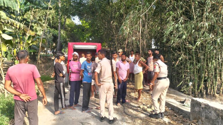 राजापाकर बाजार में आग से जली बांस की कोठी