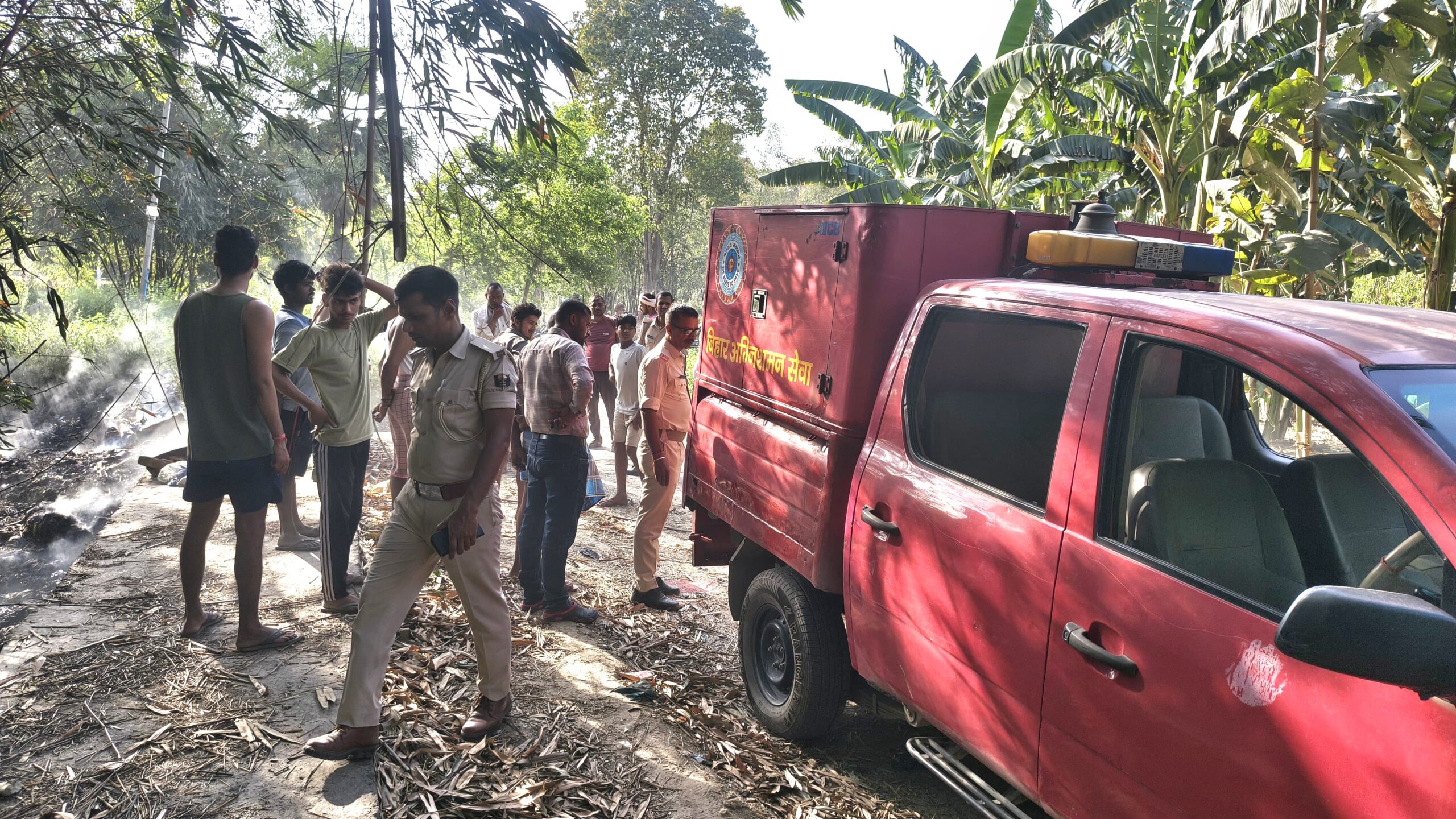 राजापाकर बाजार में आग से जली बांस की कोठी