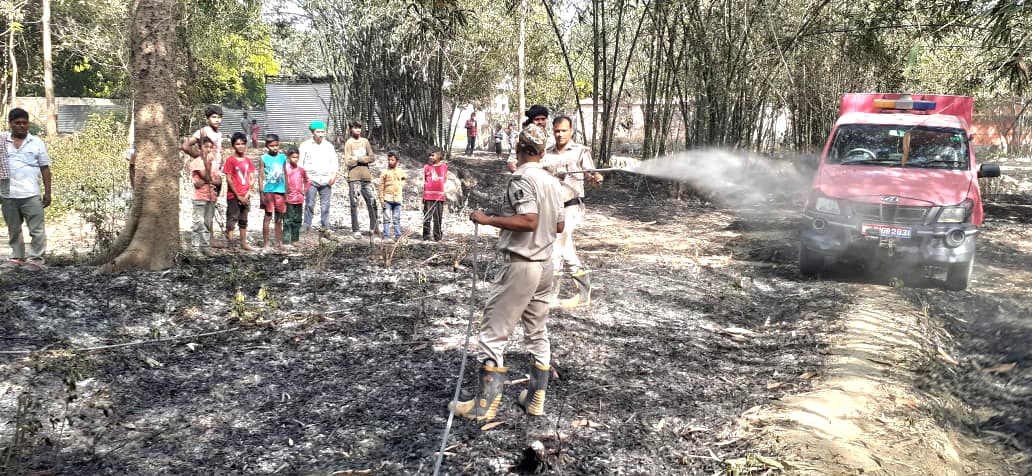 राजापाकर में बांसवारी में लगी आग