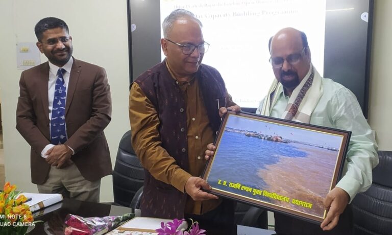 प्रयागराज में कौशल विकास कार्यक्रम में संबोधित करते प्रोफेसर अशोक गाबा