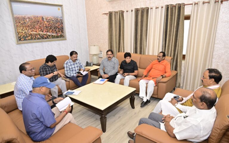 प्रयागराज सर्किट हाउस में बैठक लेते उपमुख्यमंत्री केशव प्रसाद मौर्य