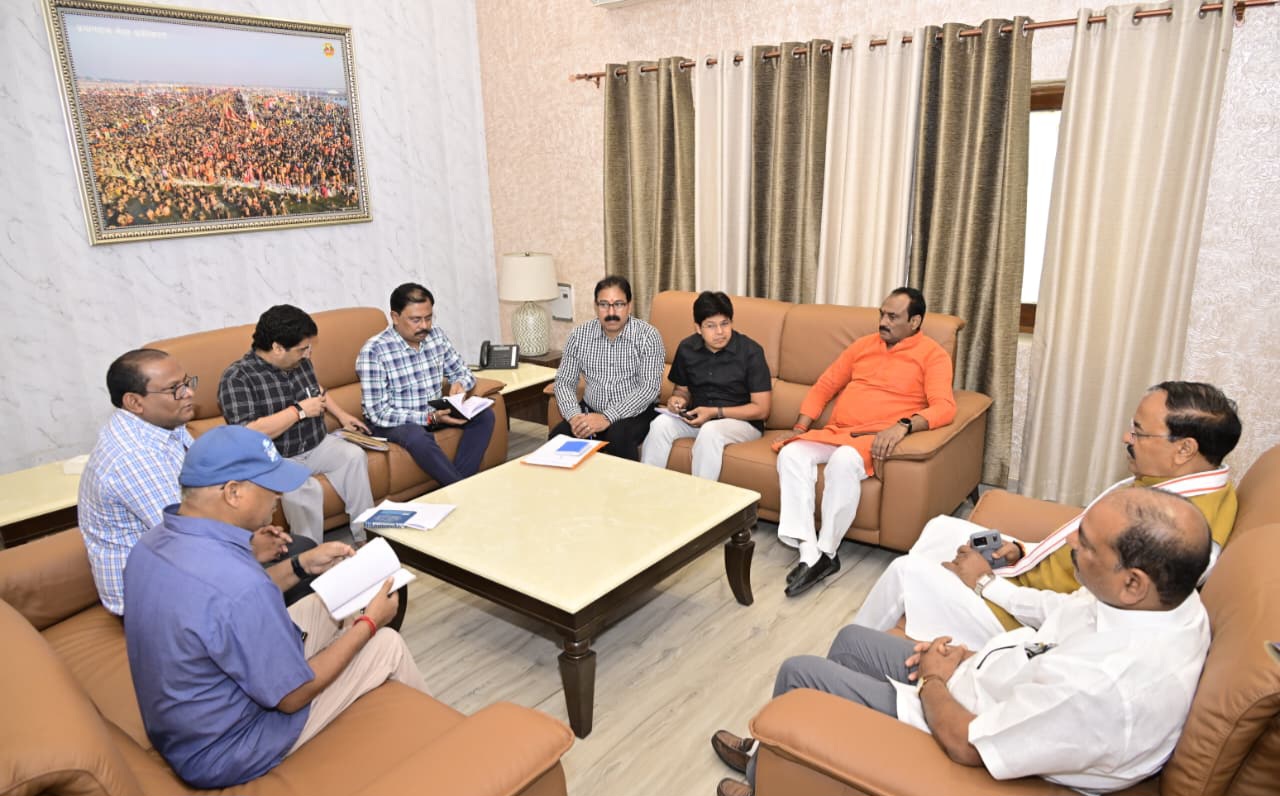 प्रयागराज सर्किट हाउस में बैठक लेते उपमुख्यमंत्री केशव प्रसाद मौर्य