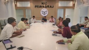 प्रयागराज में सिटी गैस डिस्ट्रीब्यूशन बैठक की अध्यक्षता करते जिलाधिकारी मनीष कुमार वर्मा
