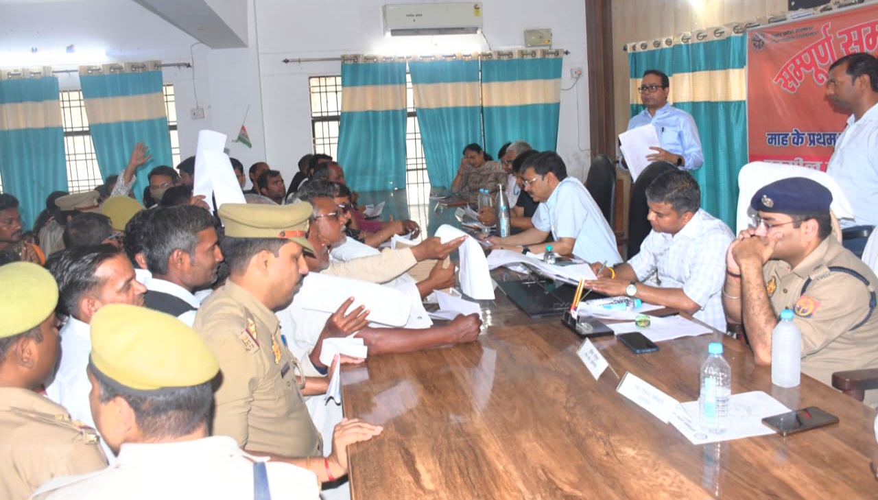 प्रयागराज हण्डिया में समाधान दिवस के दौरान शिकायतें सुनते जिलाधिकारी मनीष कुमार वर्मा