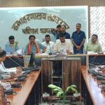 बेतिया समाहरणालय में पंचायत योजनाओं की समीक्षा बैठक करते मंत्री दीपक प्रकाश