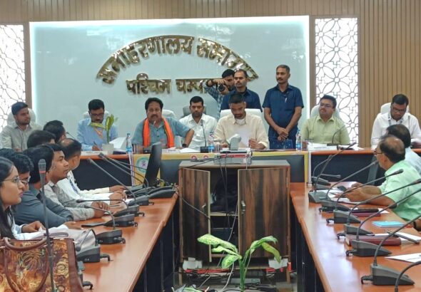 बेतिया समाहरणालय में पंचायत योजनाओं की समीक्षा बैठक करते मंत्री दीपक प्रकाश