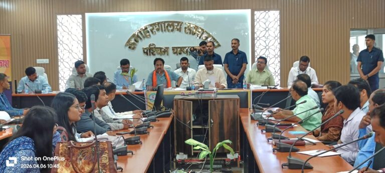 बेतिया समाहरणालय में पंचायत योजनाओं की समीक्षा बैठक करते मंत्री दीपक प्रकाश