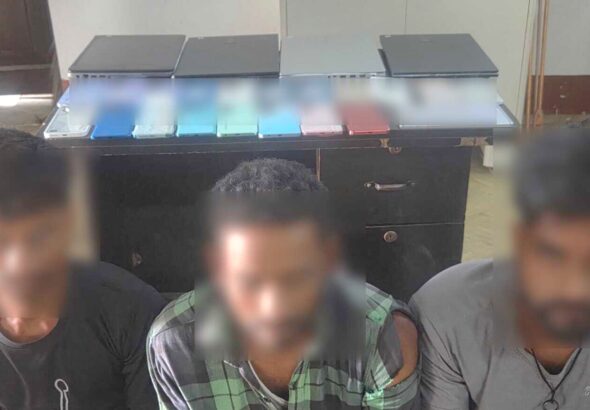 बेतिया में चोरी के मामले में बरामद स्मार्टफोन और गिरफ्तार आरोपी