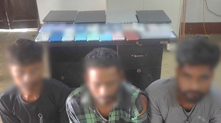 बेतिया में चोरी के मामले में बरामद स्मार्टफोन और गिरफ्तार आरोपी