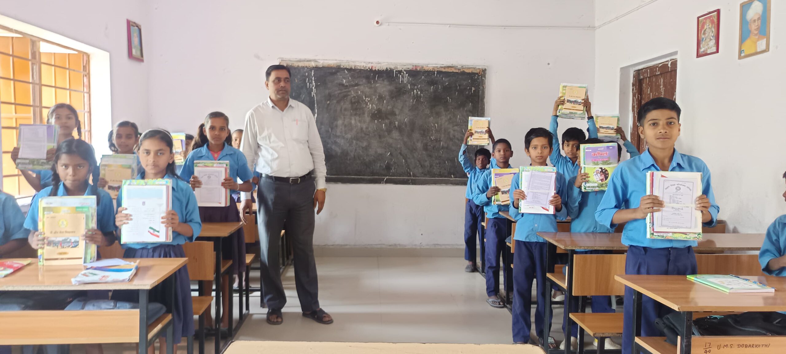 राजापाकर वैशाली में छात्रों को पाठ्यपुस्तक वितरण 2026