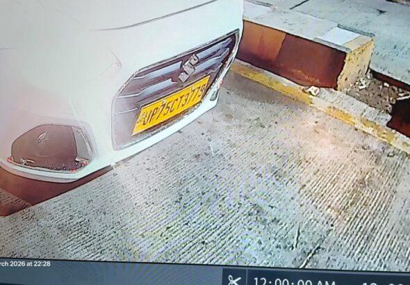 इटावा टोल प्लाजा पर कार चालक द्वारा बैरियर तोड़ने की घटना