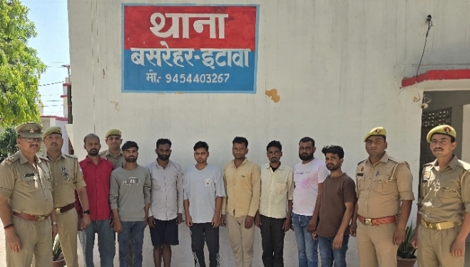 इटावा बसरेहर में जुआ अड्डे पर पुलिस छापा, 8 जुआरी गिरफ्तार