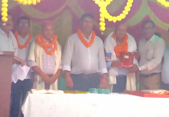 वैशाली: पीएमश्री राजकीयकृत मध्य विद्यालय राजापाकर में विदाई सह सम्मान समारोह, स्थानांतरित पदाधिकारियों का हुआ सम्मान
