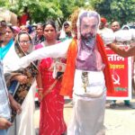 Bihar News: लौरिया में सफाई कर्मियों की हड़ताल तीसरे दिन भी जारी, मुख्यमंत्री का पुतला फूंककर जताया विरोध