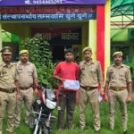 Etawah News: चोरी की बाइक पर फर्जी नंबर प्लेट लगाकर घूम रहा युवक तमंचे समेत गिरफ्तार