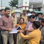 Agra News : डीएम मनीष बंसल ने सुनी दिव्यांगों की फरियादें, विशेष कैंप लगाकर योजनाओं से जोड़ने के निर्देश