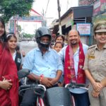 Agra न्यूज़ : जन्माष्टमी की पूर्व संध्या पर डॉलीज पब्लिक इंटर कॉलेज का सड़क सुरक्षा अभियान, 100 से अधिक हेलमेट वितरित
