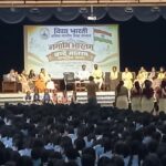 Agra News :आगरा में वंदे मातरम् के 150 वर्ष पूर्ण होने पर गूंजा राष्ट्रभक्ति का स्वर, 2600 छात्राओं ने किया सामूहिक गायन