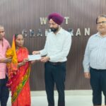 Bihar न्यूज़ :बेतिया में बाढ़ से मृत तीन लोगों के आश्रितों को मिला 4-4 लाख रुपये का चेक