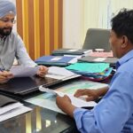 बिहार न्यूज़: बेतिया में जनसुनवाई, डीएम तरनजोत सिंह ने सुनीं 52 शिकायतें